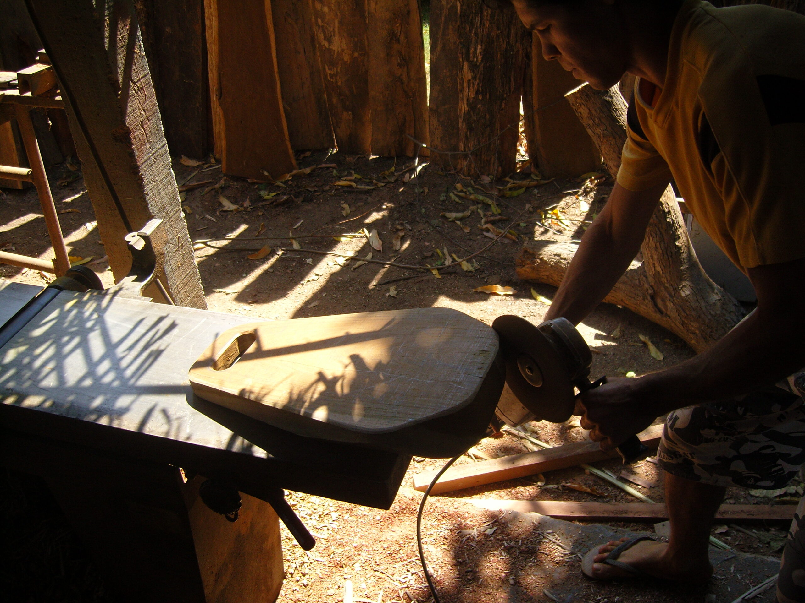 06-Satyendra-Pakhale-Brazil-Trip-Pedu-making-chair